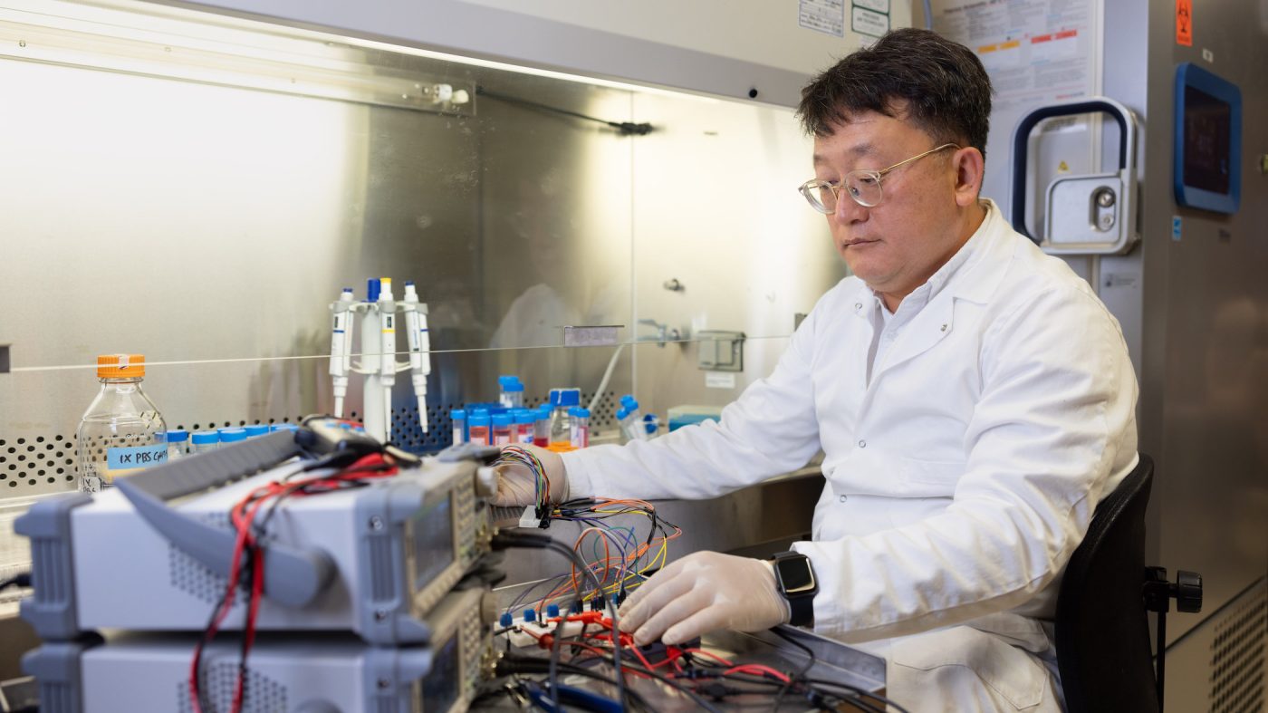 In Hong Yang working in a lab